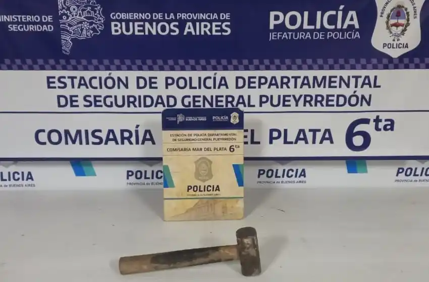 Amenazó a sus vecinos con un martillo