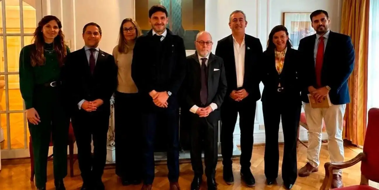 La delegación santafesina encabezada por el gobernador y su encuentro con el embajador.La delegación santafesina encabezada por el gobernador y su encuentro con el embajador.