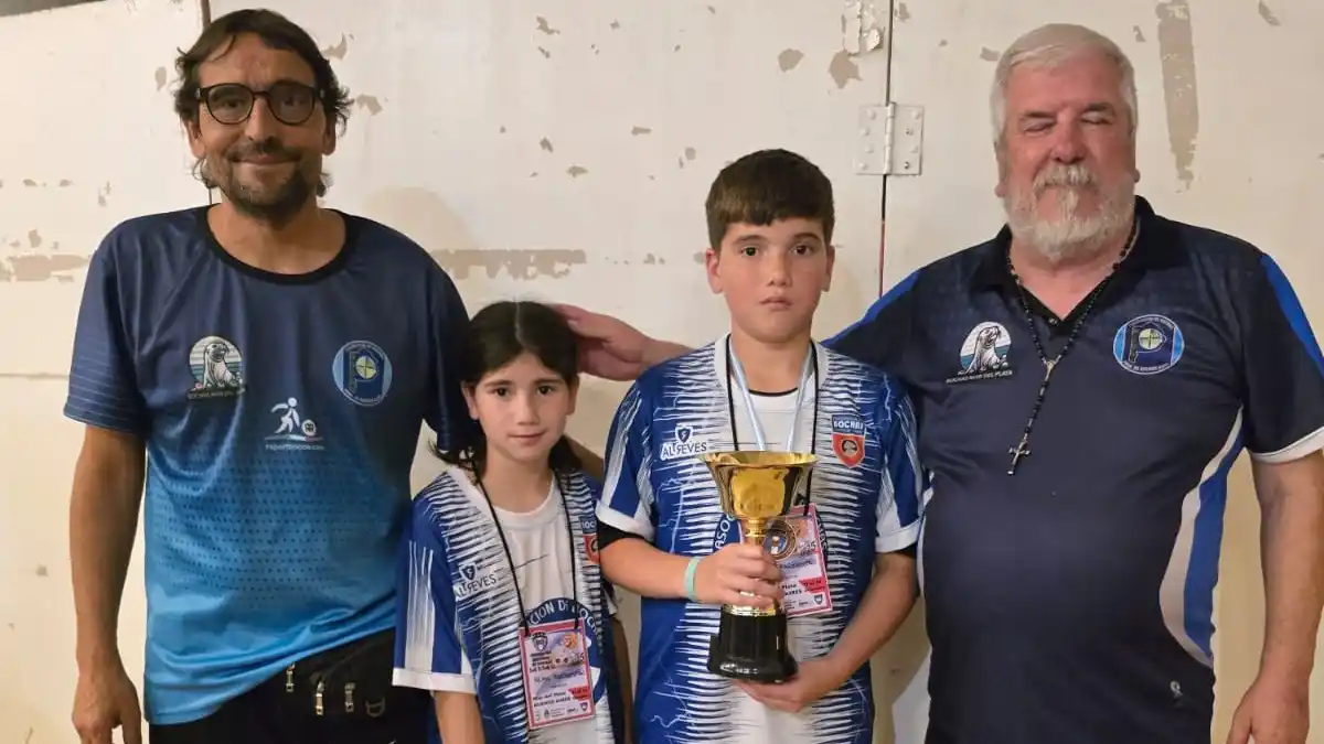 Sergio Adaro (presidente de la Asociación de Tandil), Alma Marquestau, Thiago Marquestau y José Gianolli (presidente de la Federación bonaerense).