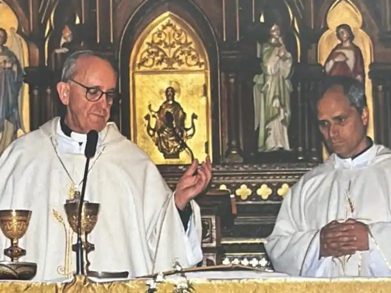El entonces arzobispo Jorge Bergoglio celebra misa junto a Robert Prevost, superior general de los agustinos en ese momento, durante una visita a la parroquia San Agustín en Buenos Aires, en 2004.