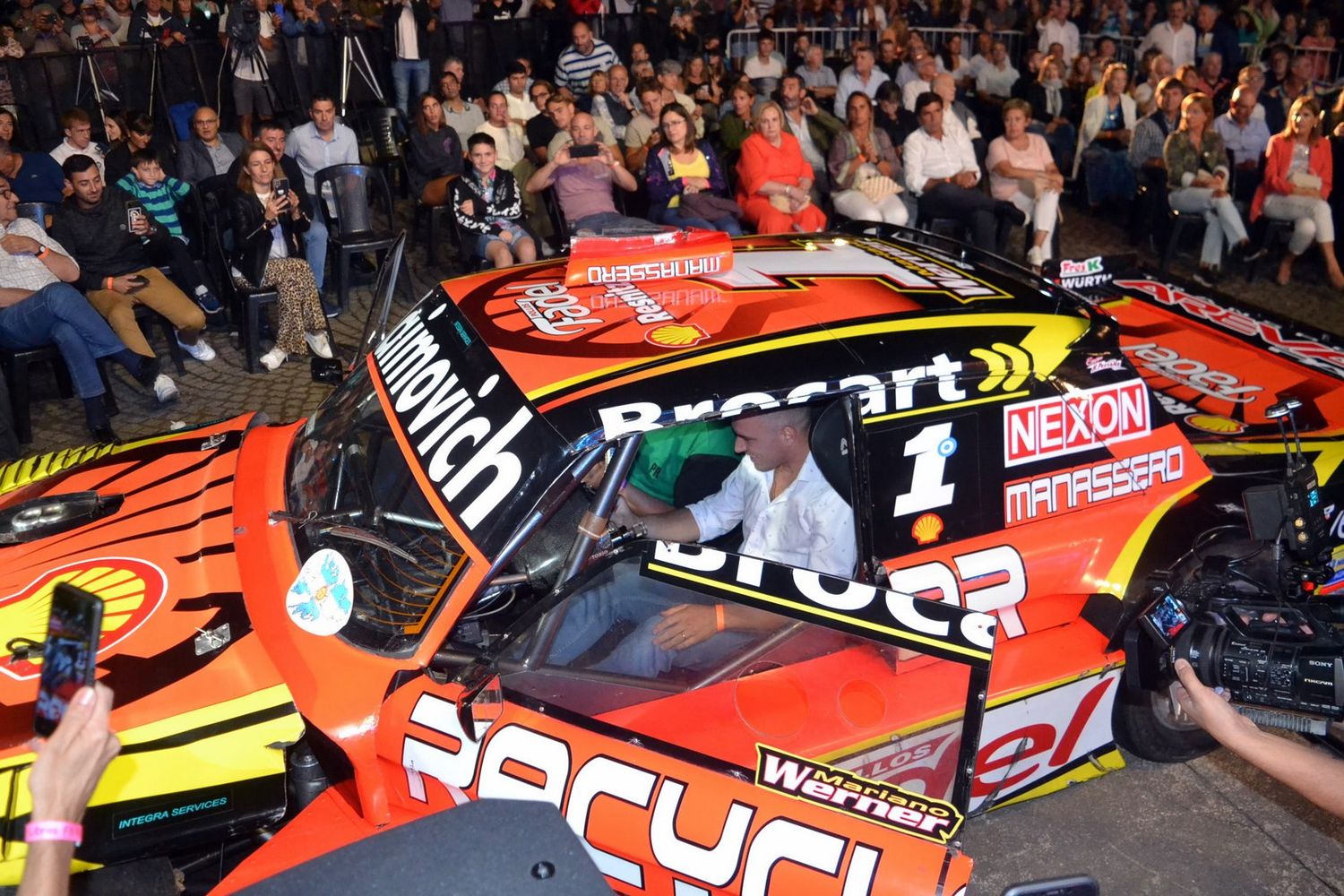 FOTO MARTÍN RODRÍGUEZ Mariano Werner puso en marcha el Ford bicampeón, ante un público expectante.