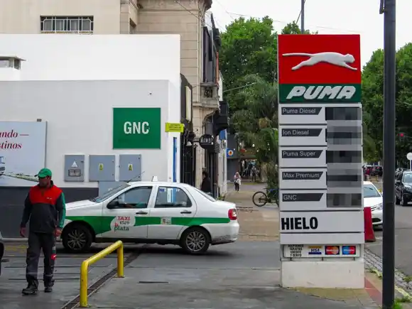 Ante la fuerte suba del crudo, las petroleras privadas comienzan a remarcar sus combustibles