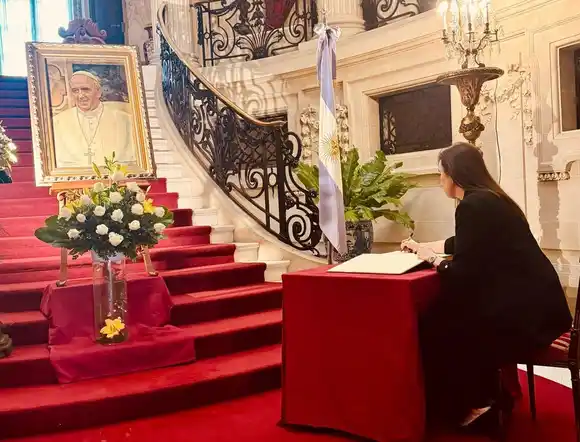 La vicepresidenta, Victoria Villarruel, se despidió del papa Francisco recordando sus palabras