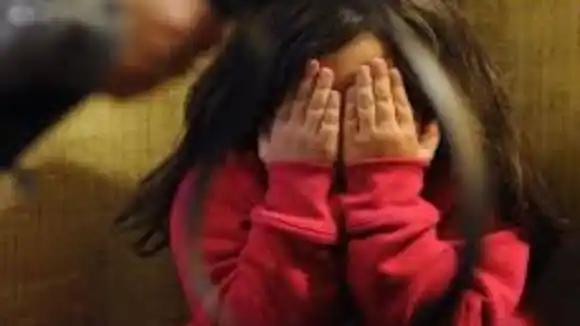 CASI LA MATA: tras las rejas joven que golpeaba a su niña de 3 años