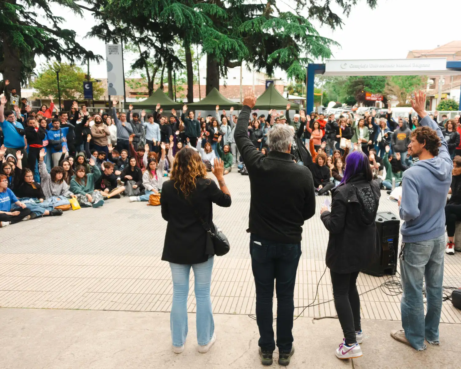 La secretaria general de la Asociación de Personal Universitario (APU), Victoria Schadwill, criticó la medida y aseguró que se trata de “la misma pauta que le dieron a la administración pública, pero retrasada”.