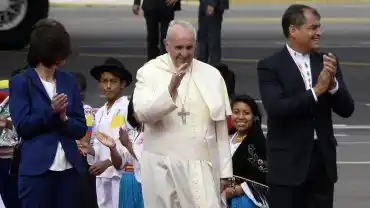 Una multitud recibe al Papa en una histórica misa en Guayaquil