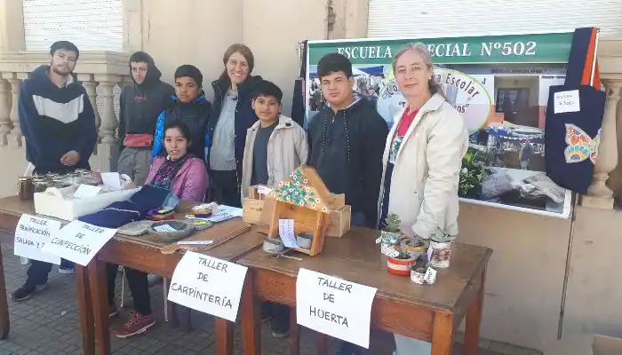La escuela 502 llevó su feria de productos a la vereda en el centro