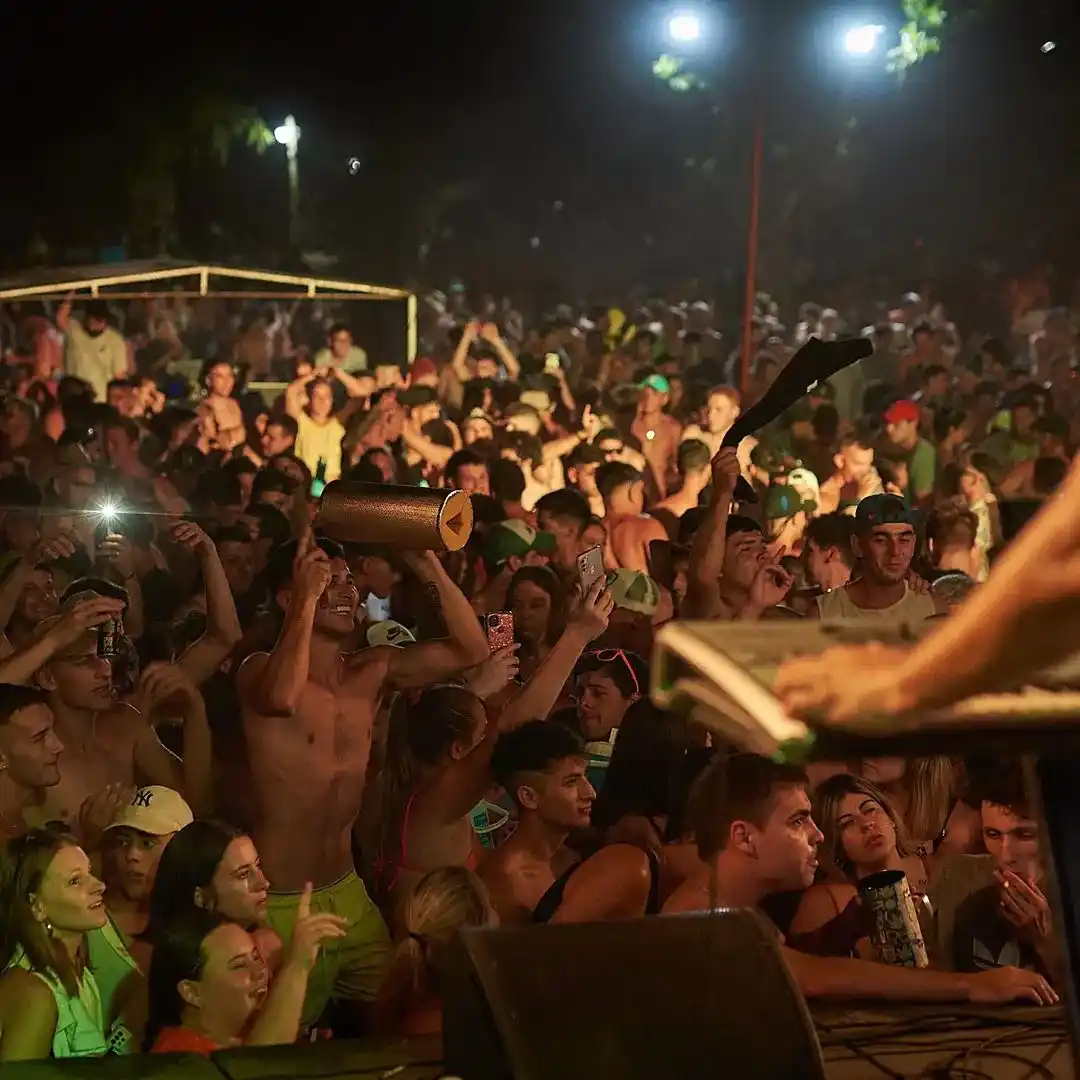 Los jóvenes disfrutaron de la fiesta en el balneario de Valle María