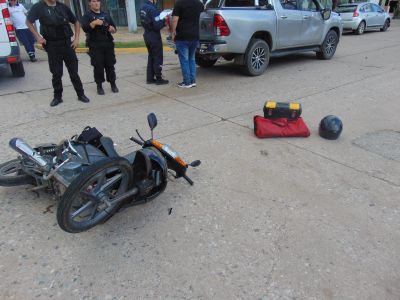 Motociclista con heridas leves tras choque con camioneta