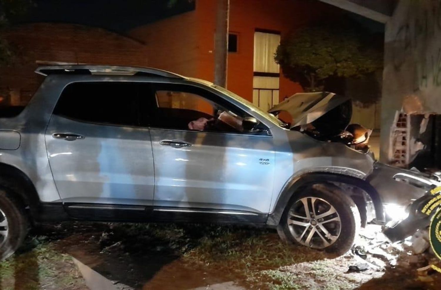 Evitaron un control con una camioneta robada y chocaron contra un paredón