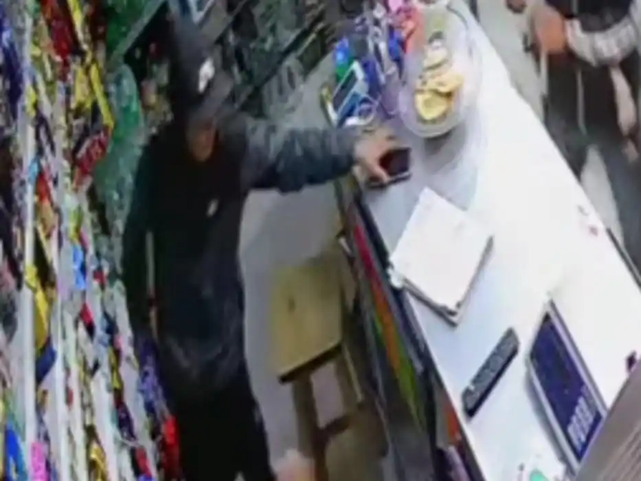 El robo quedó registrado en las cámaras de seguridad del local.
