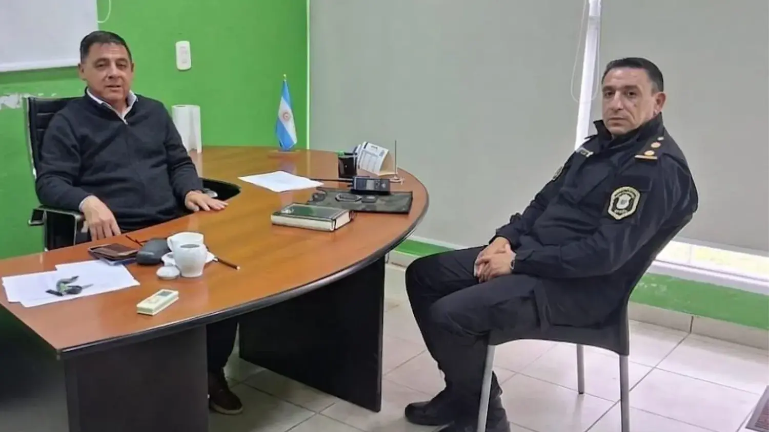 Juan Carlos Agüero en una de las reuniones mantenidas en su primer día al frente de la Secretaría de Seguridad, junto al jefe de la Policía Comunal, Daniel Cano.