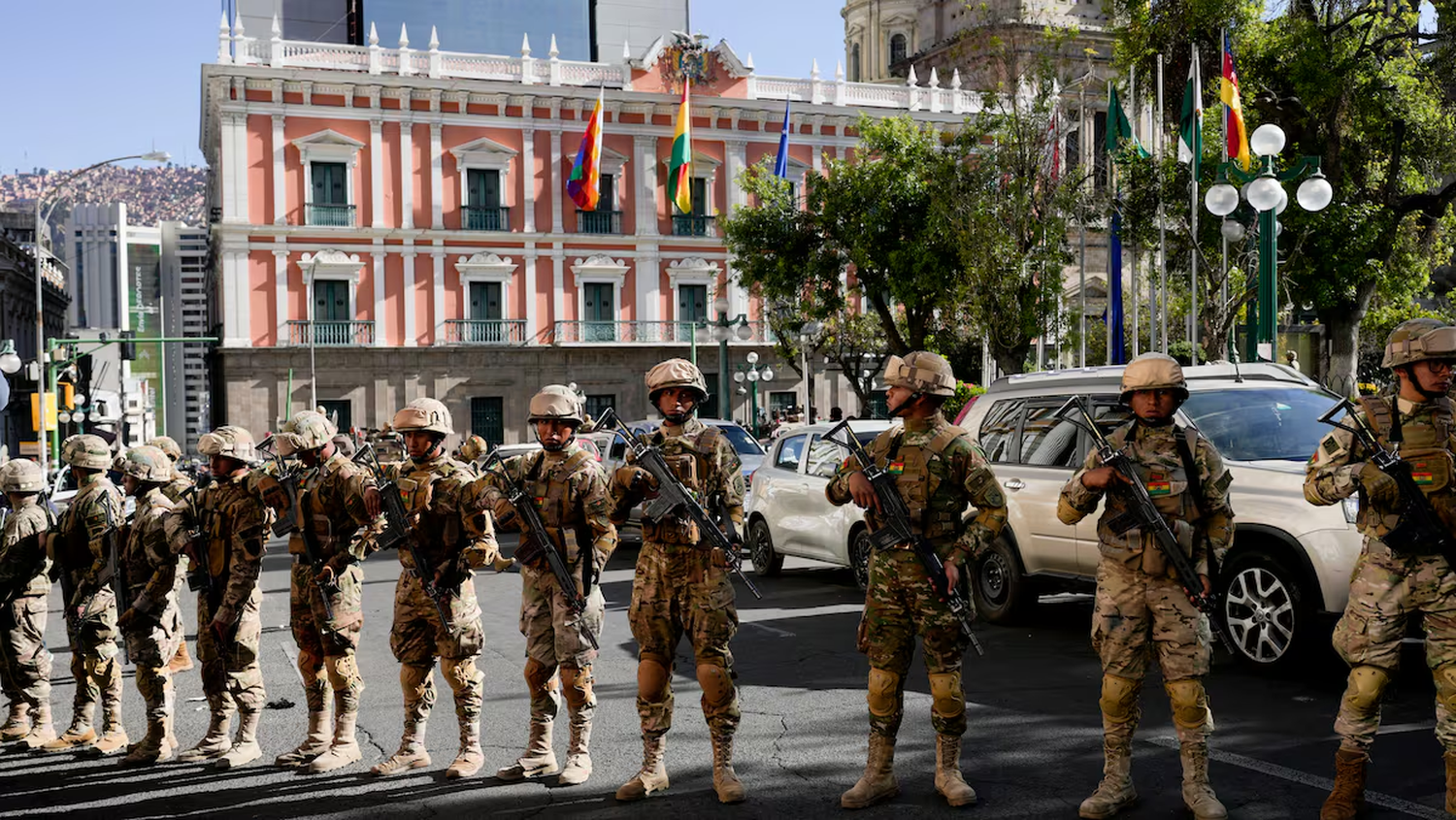 Los soldados hacen guardia frente al palacio presidencial en la Plaza Murillo, en La Paz