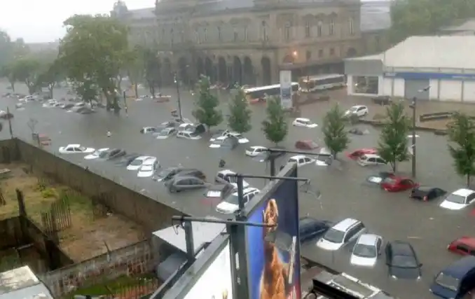 Un violento temporal inundó varios barrios de Montevideo