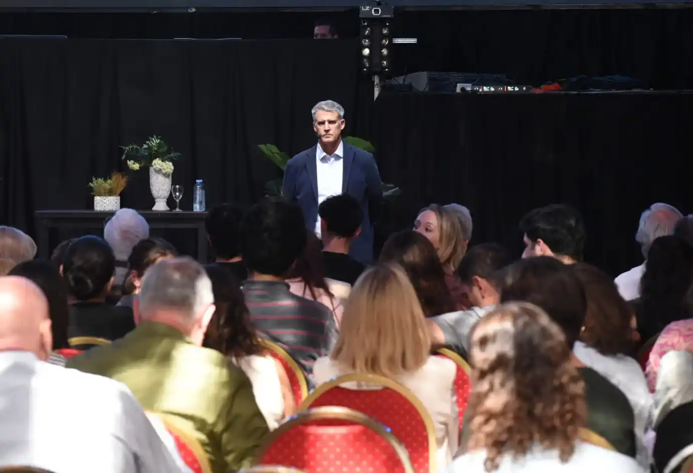 Prat-Gay disertó ante más de 250 personas en la Cámara Empresaria.