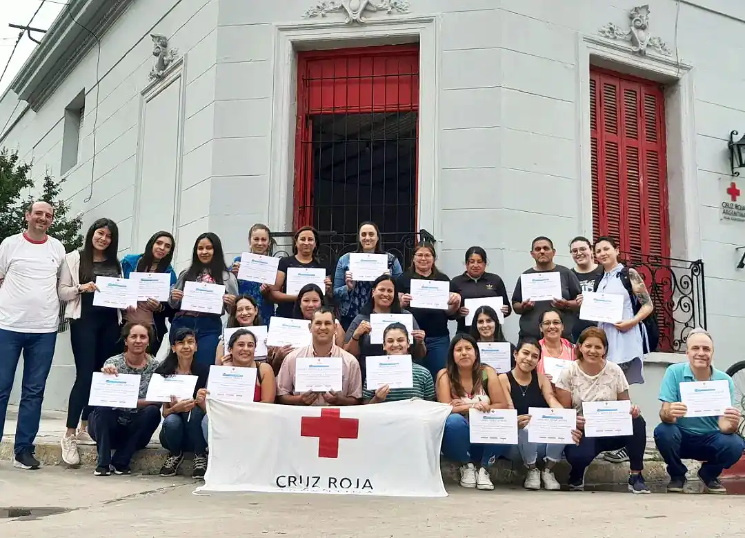 Guillermo Valenti (izq.) junto a egresados del curso de Primeros Auxilios y RCP.