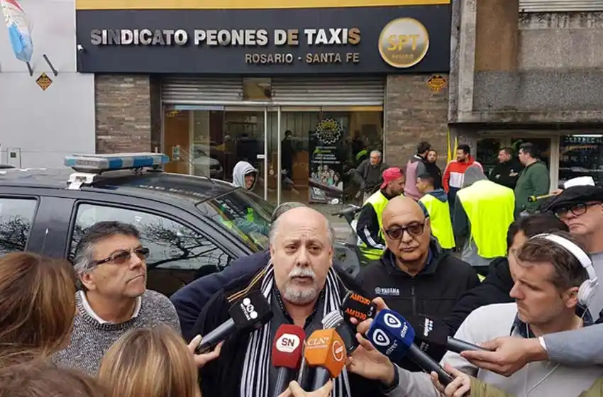 Abrazo al Sindicato de Peones de Taxis para pedir la renuncia de Horacio Boix