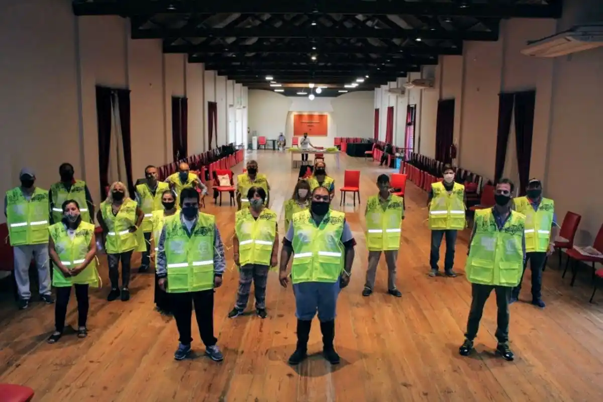 Capacitaron y entregaron indumentaria a los cobradores de estacionamiento