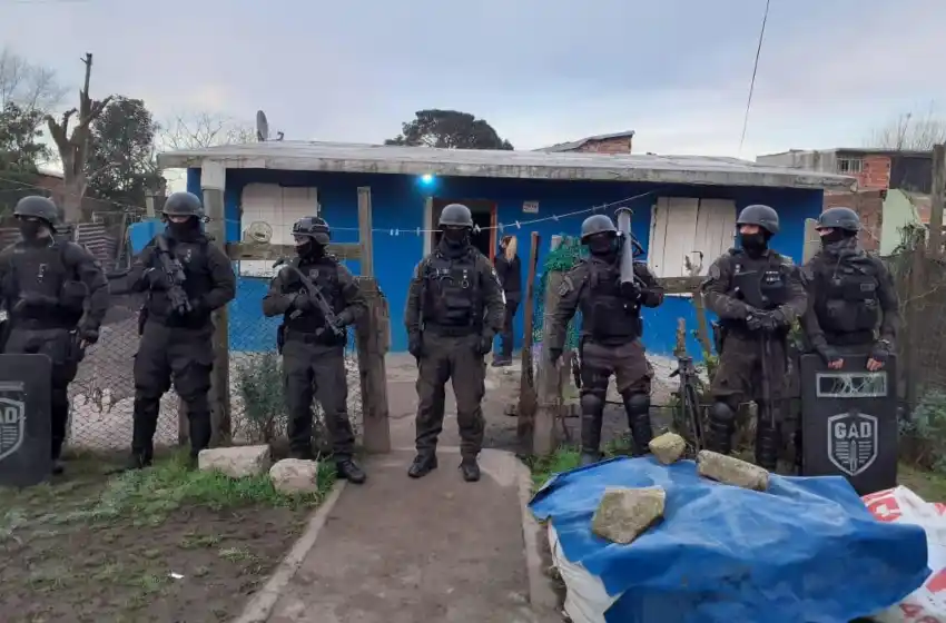 Denunció que dos hombres la asaltaron en Barrio Libertad: llevaba $27 mil en la mochila