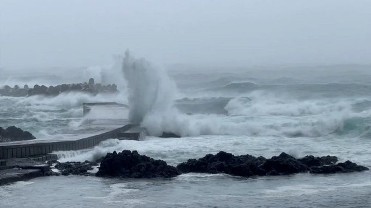 ¡ALARMA EN JAPÓN! Cientos de vuelos y trenes cancelados por un tifón que amenaza Tokio