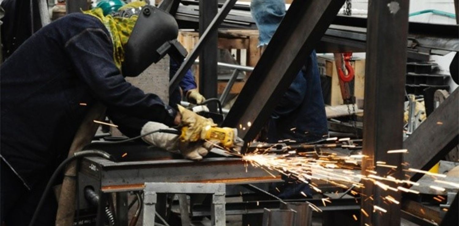 Mejoró la actividad industrial en el segundo trimestre, aunque sigue en zona de contracción, según la UIA