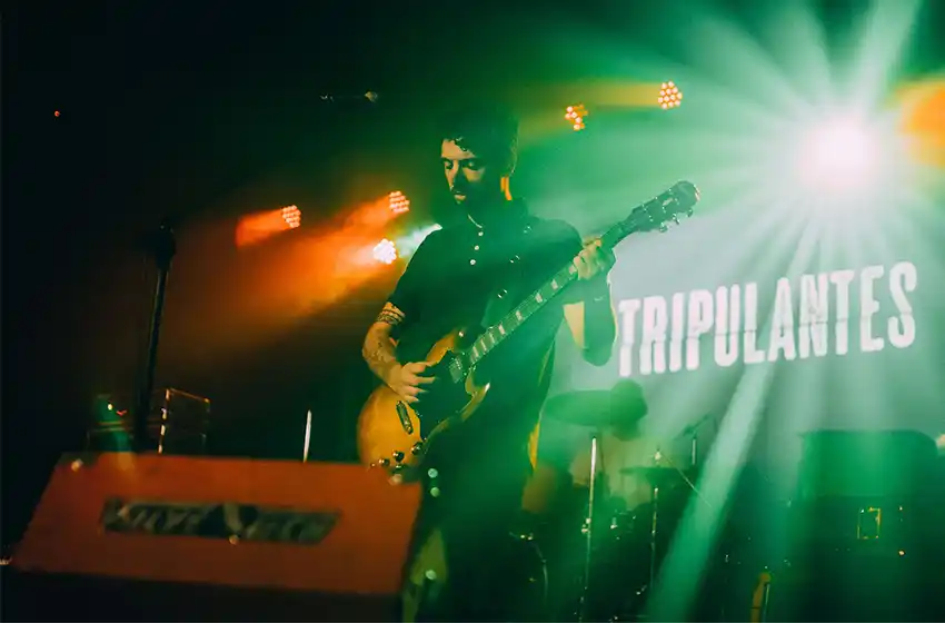 Los tripulantes rockean en el teatro