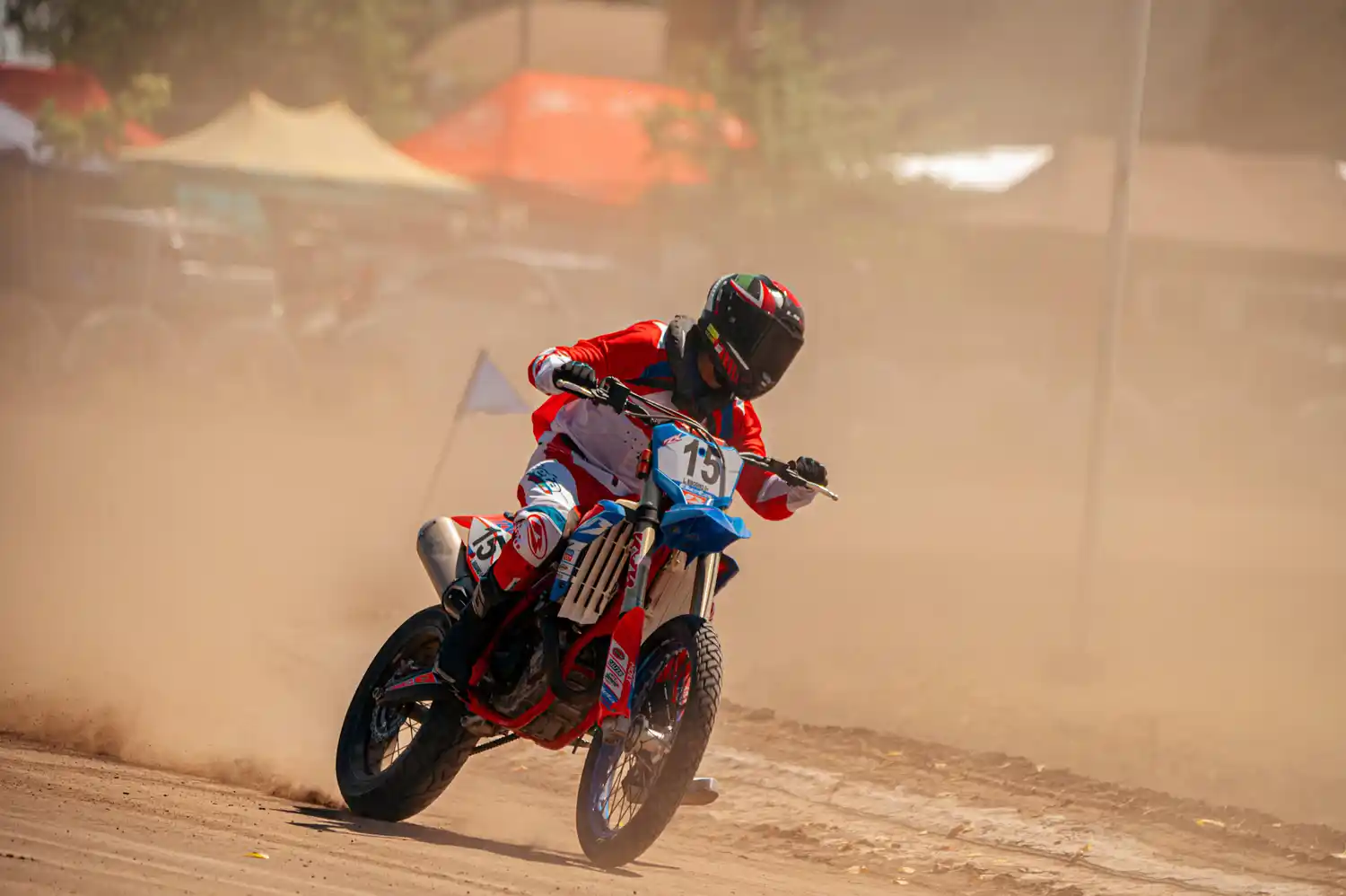 “Lucho” a bordo de una Beta 450 girando en el óvalo de San Justo.