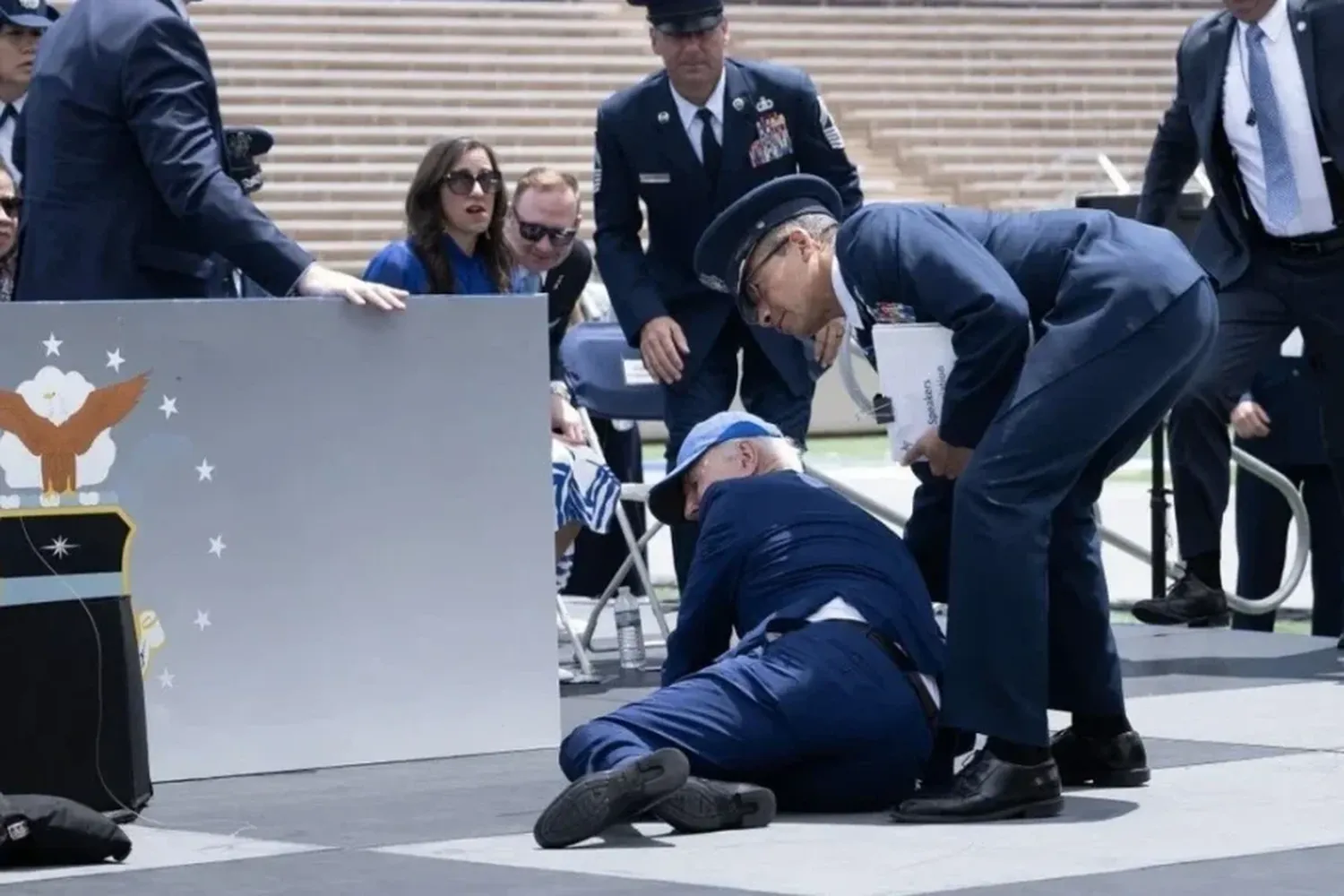 Video: Biden se cayó durante un acto de graduación de la Fuerza Aérea