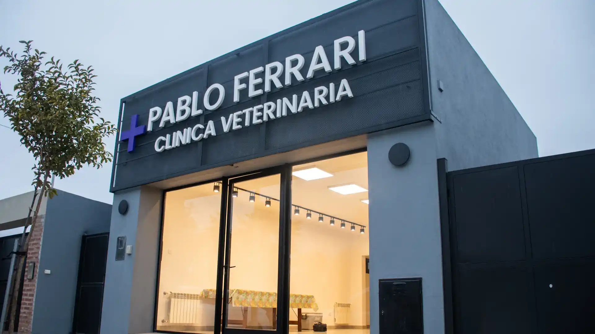 Pablo Ferrari inauguró su nueva clínica veterinaria