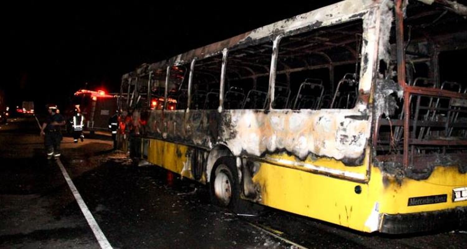 Destrucción total de un colectivo que se incendió