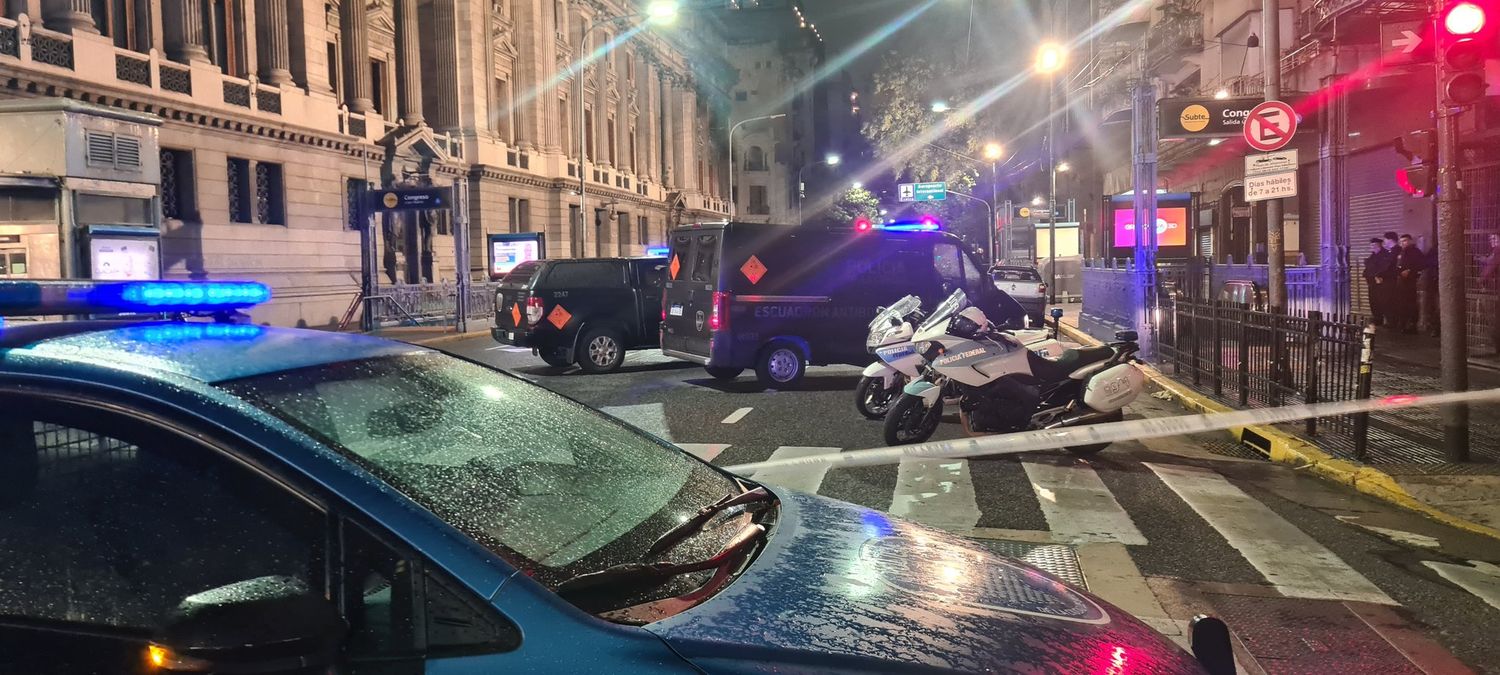 Estacionó su auto en un lugar prohibido frente al Congreso y generó el despliegue del escuadrón antibombas