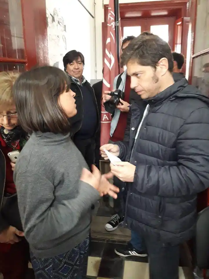 Mientras recorría Gualeguaychú, le entregaron un escrito a Kicillof: ¿qué le pidieron?