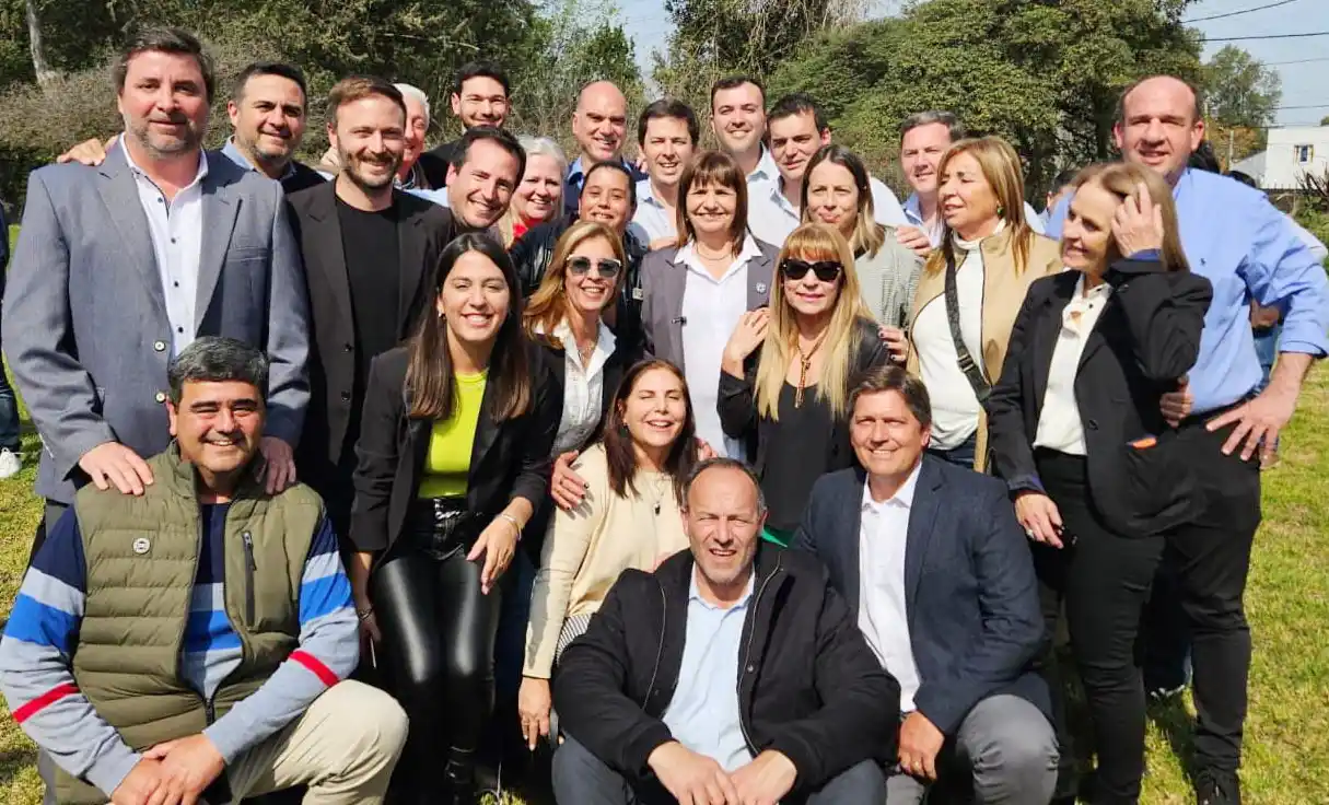 Francisco Azcué y Magdalena Reta junto a Patricia Bullrich
