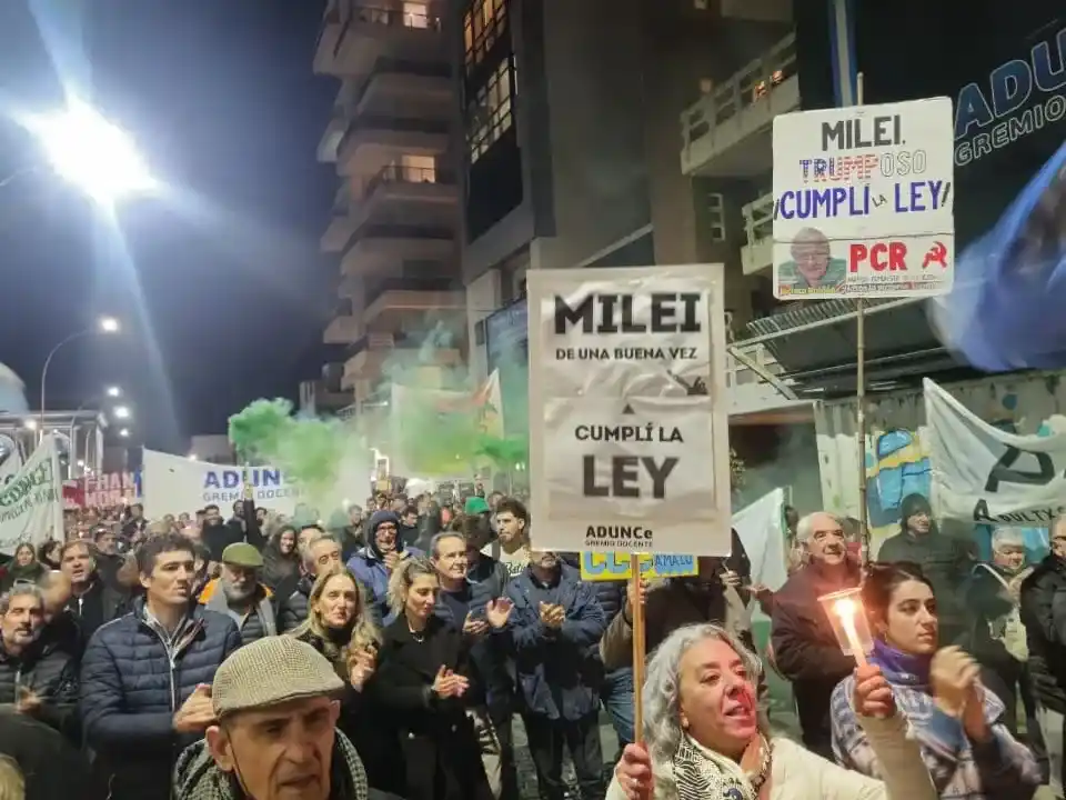 Milei, cumplí la ley. Un reclamo que se mantiene desde el sector universitario aun tras el acuerdo alcanzado.