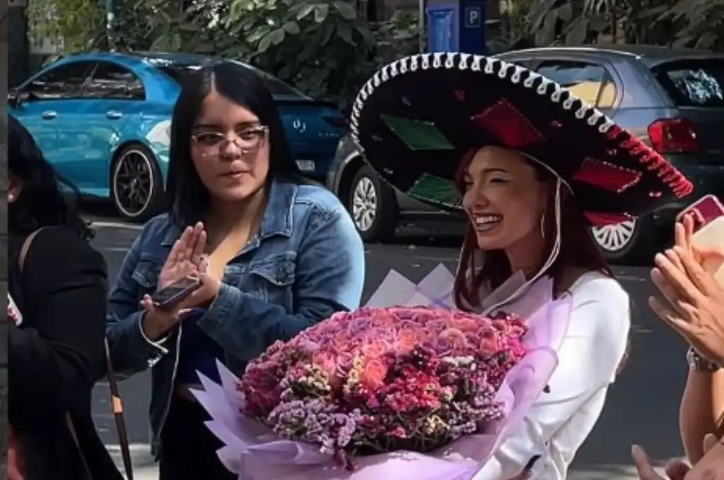 Un grupo de artistas mexicanos recibió a La Joaqui, tras su llegada al país norteamericano