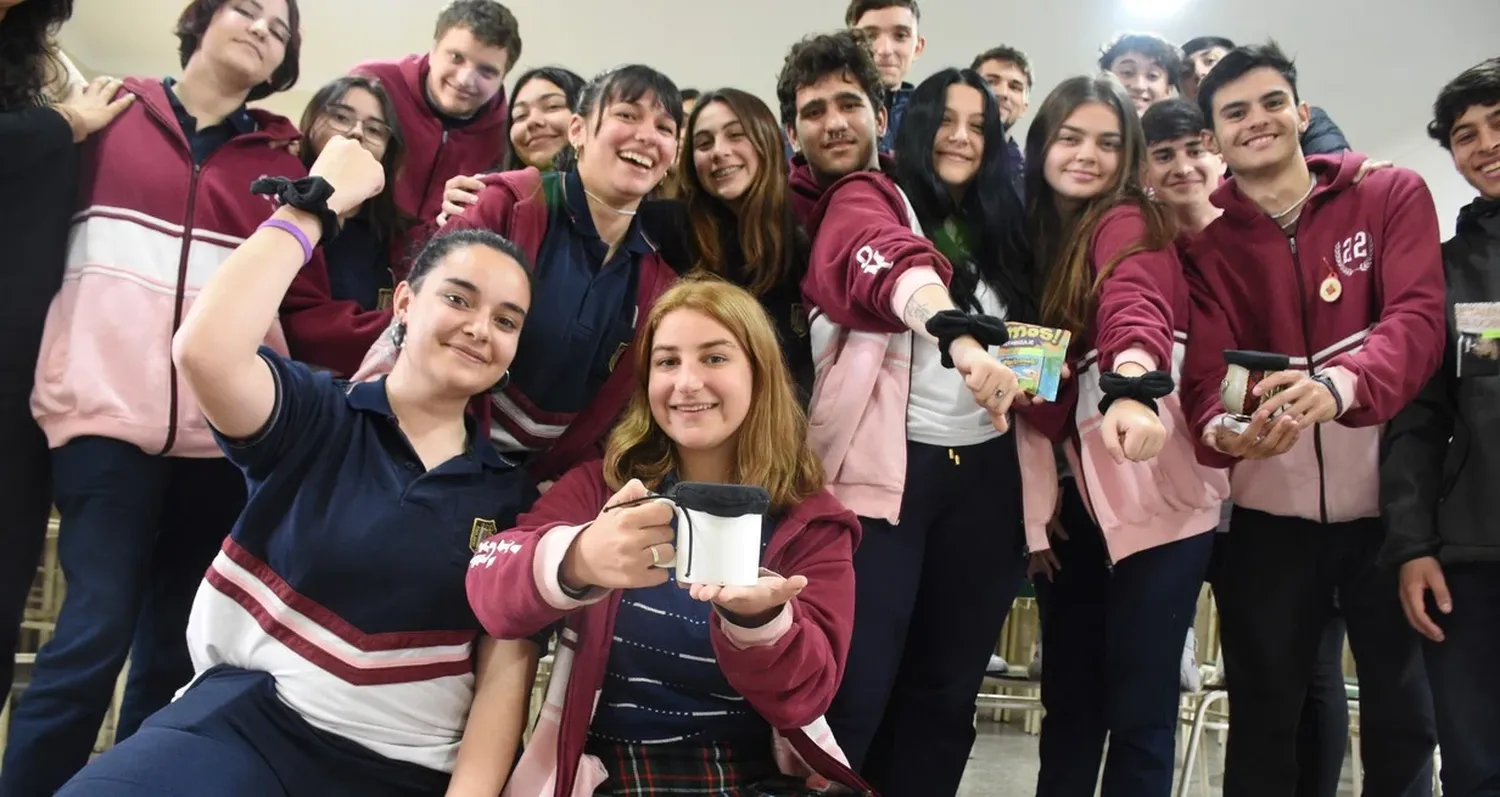 Estudiantes santafesinos fabrican tapavasos “antidrogas” para llevar al boliche