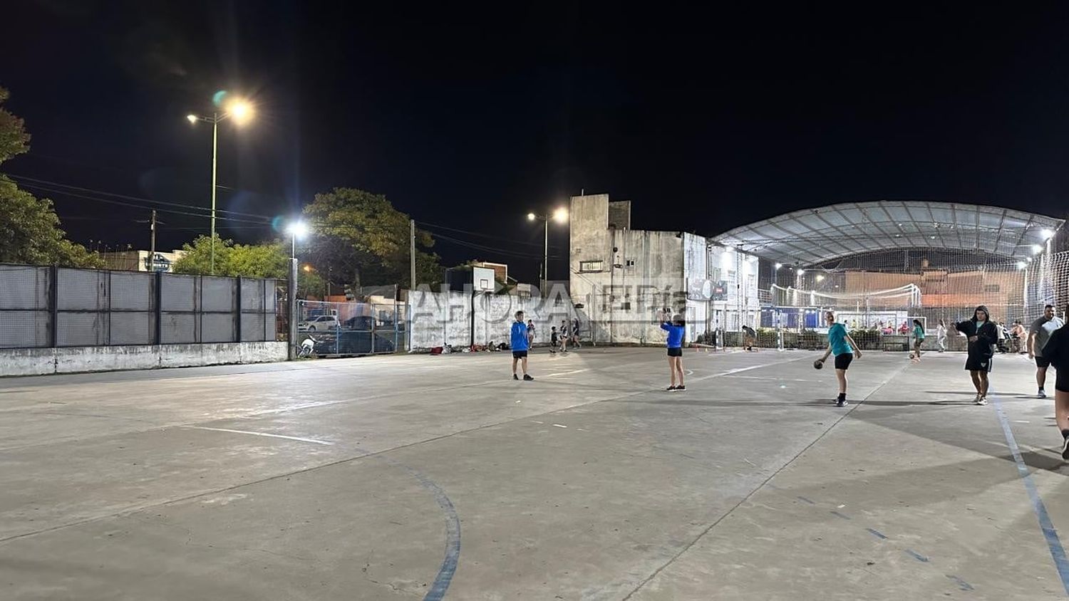 El playón deportivo de Juventud Unida tiene vida nocturna toda la semana (crédito: MR Fotografía).