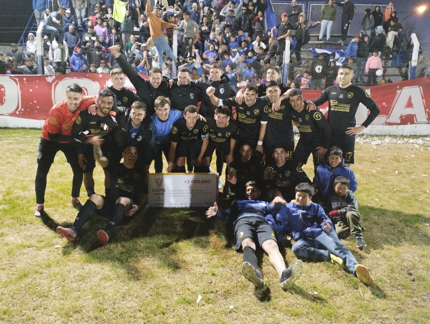 El tradicional festejo con el cheque por 2 millones de pesos que se le entregó por el pase de ronda. Foto: Fabián Gallego.