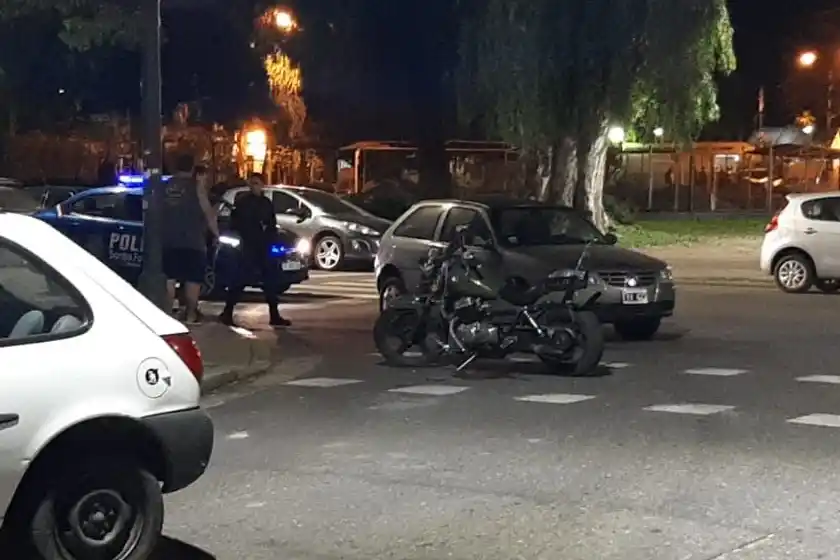 Choque entre un auto y una moto en la zona del Parque Independencia: un hombre resultó herido