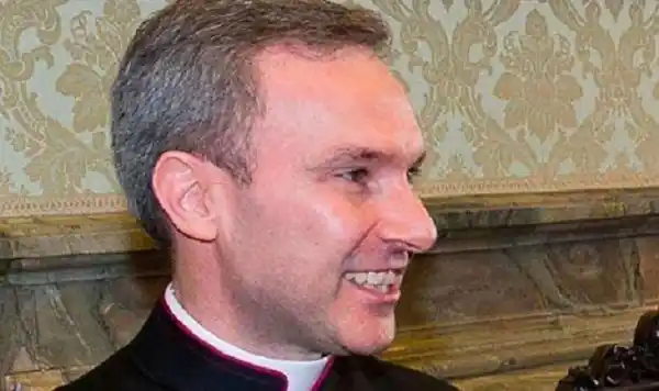 El Vaticano arrestó a un alto prelado por pornografía infantil