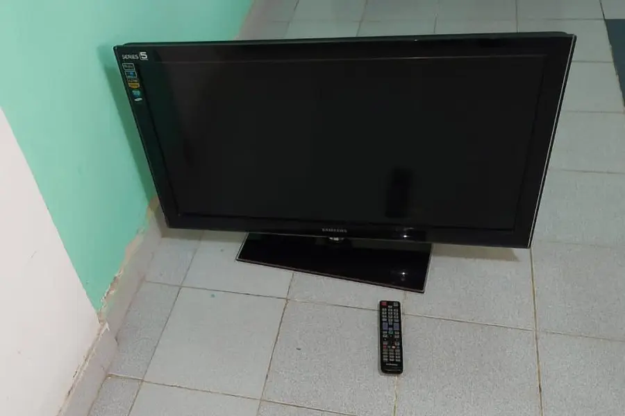 Un menor de edad le habría robado un televisor a una vecina en barrio Italia