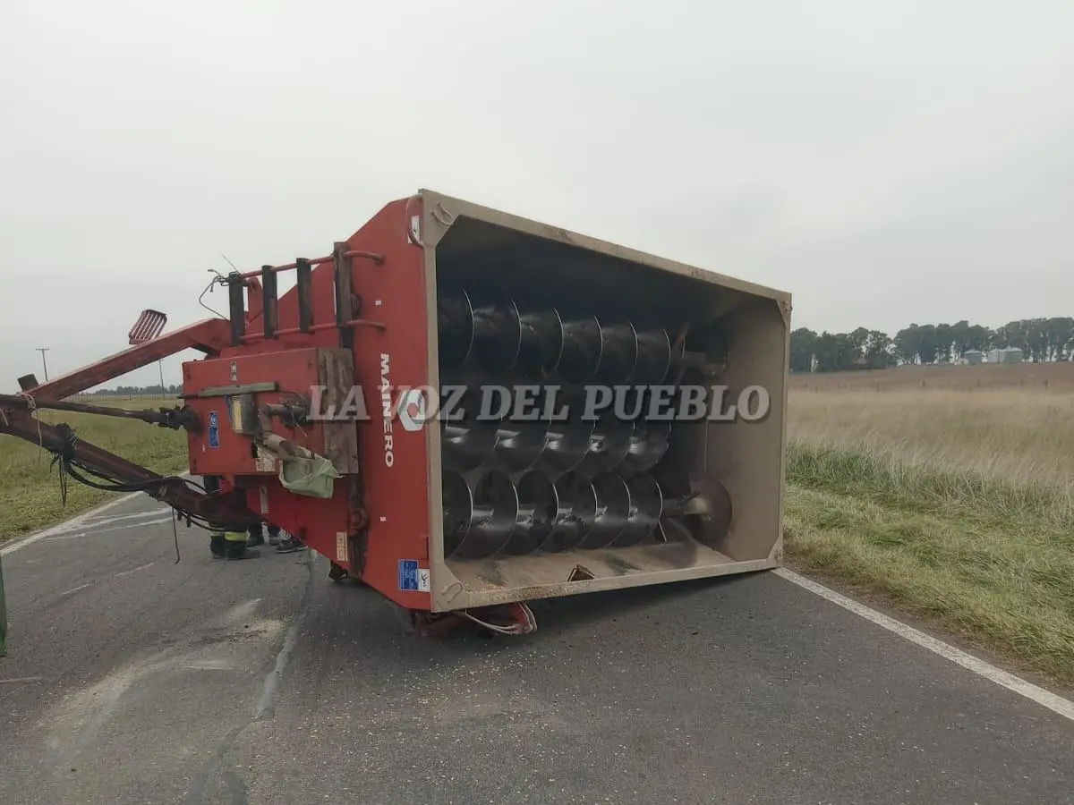 Se desprendió y volcó una tolva en la ruta 3: No hubo heridos