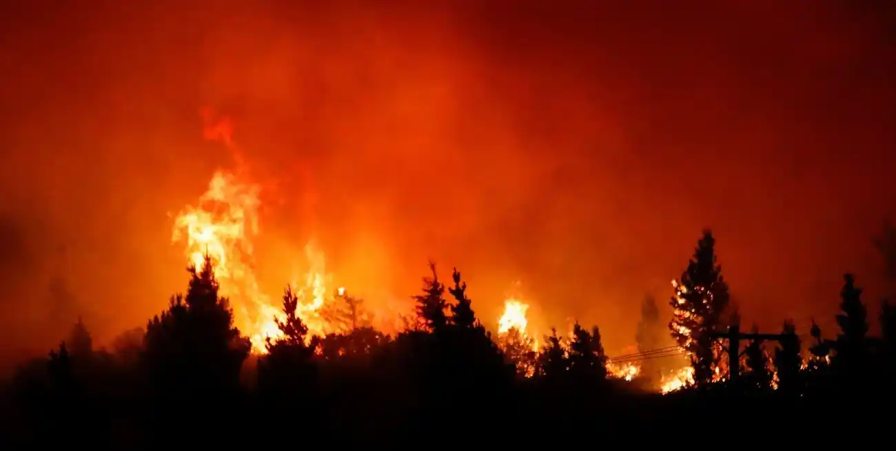 El incendio en El Hoyo ya destruyó una decena de casas y forzó evacuaciones masivas. Foto: Reuters