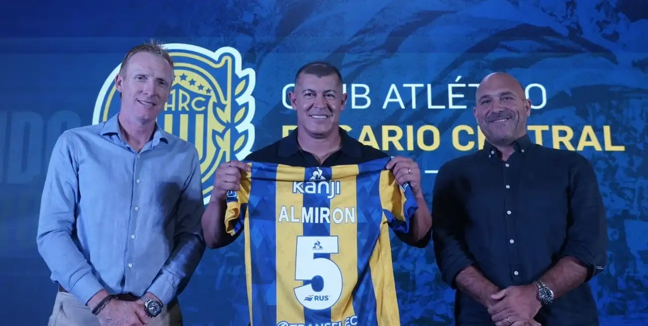 Tras la sorpresiva salida de Holan, el ex DT de Boca inició su ciclo en Rosario.