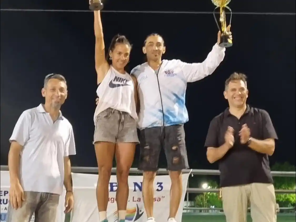 En lo más alto del podio Soledad Quiñones y Luis María Videla. Los podios en Concepción del Uruguay se vinieron para nuestro departamento y eso habla por si solo el nivel de atletas que tenemos en Gualeguay.