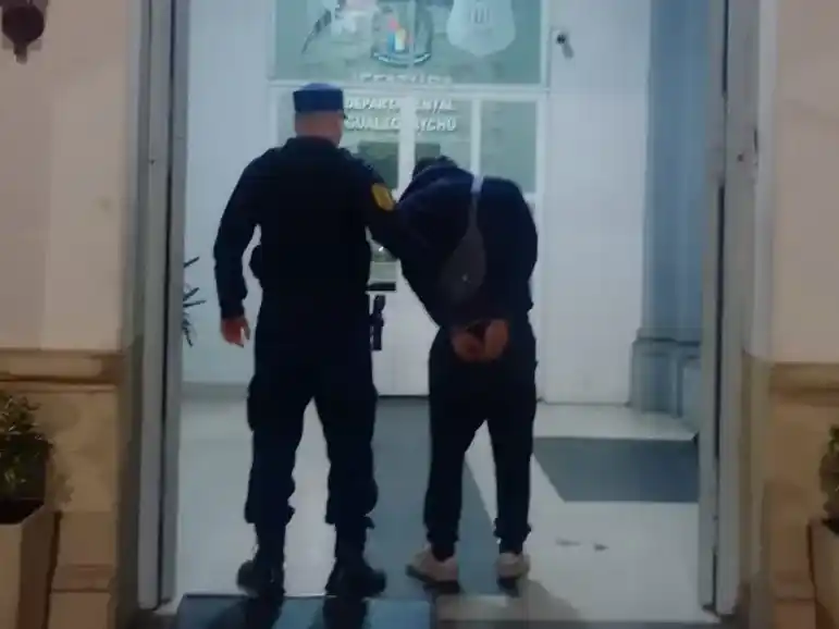 Intentó cometer dos robos con una pistola de plástico, lo confrontaron los vecinos y terminó desvanecido en la calle