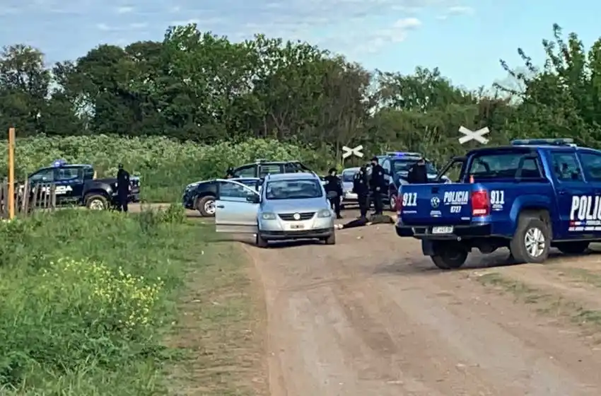 Hallaron a dos hombres asesinados con tiros en la cabeza en un camino rural en Pérez