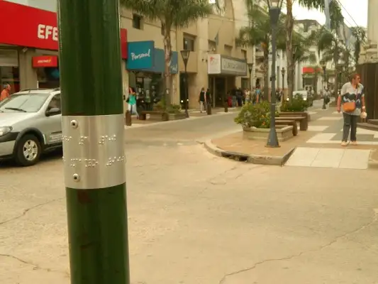 El municipio colocó señalización en braille en calle 25 de Mayo