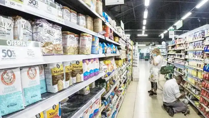 Las ventas en supermercados subieron 4,3 % en noviembre  y en los shoppings, 57,9 %