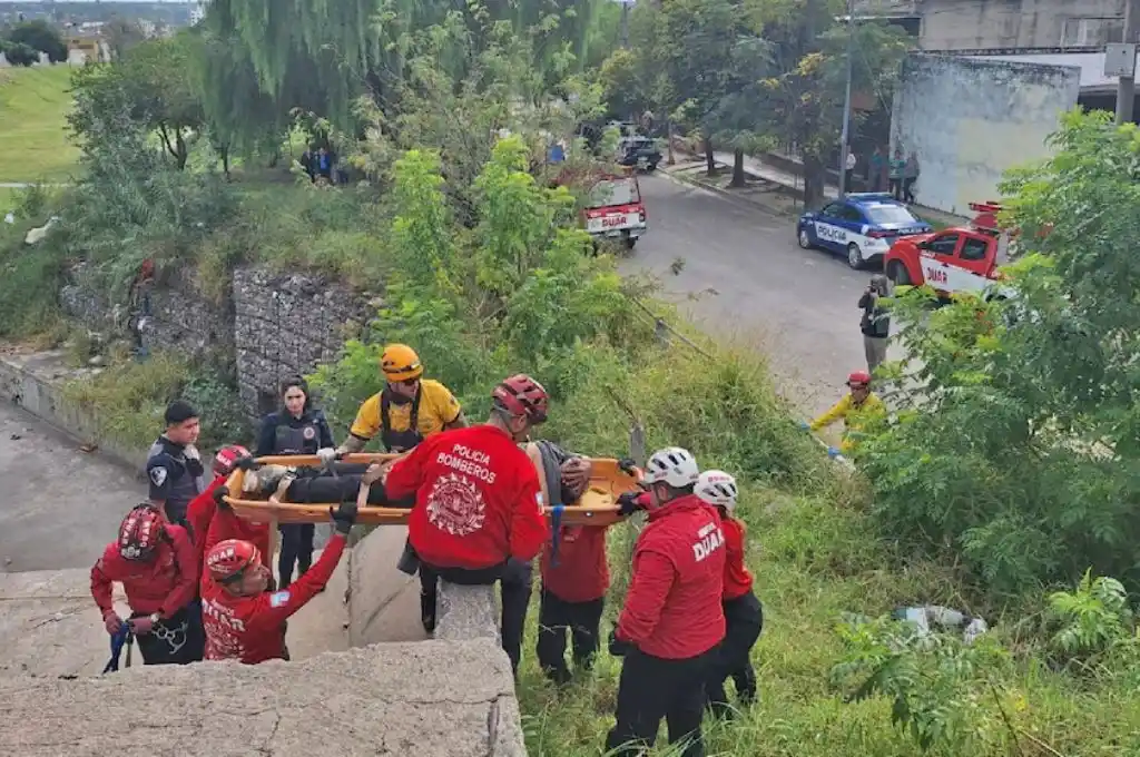Rescatan a un hombre que cayó desde un barranco